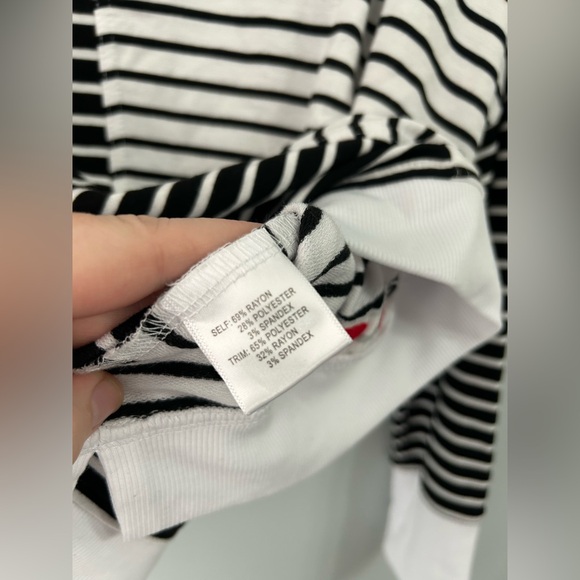 Jane & Delancey Womens medium Black/White Striped V-Neck Sweater w/Heart Accents - Picture 7 of 7